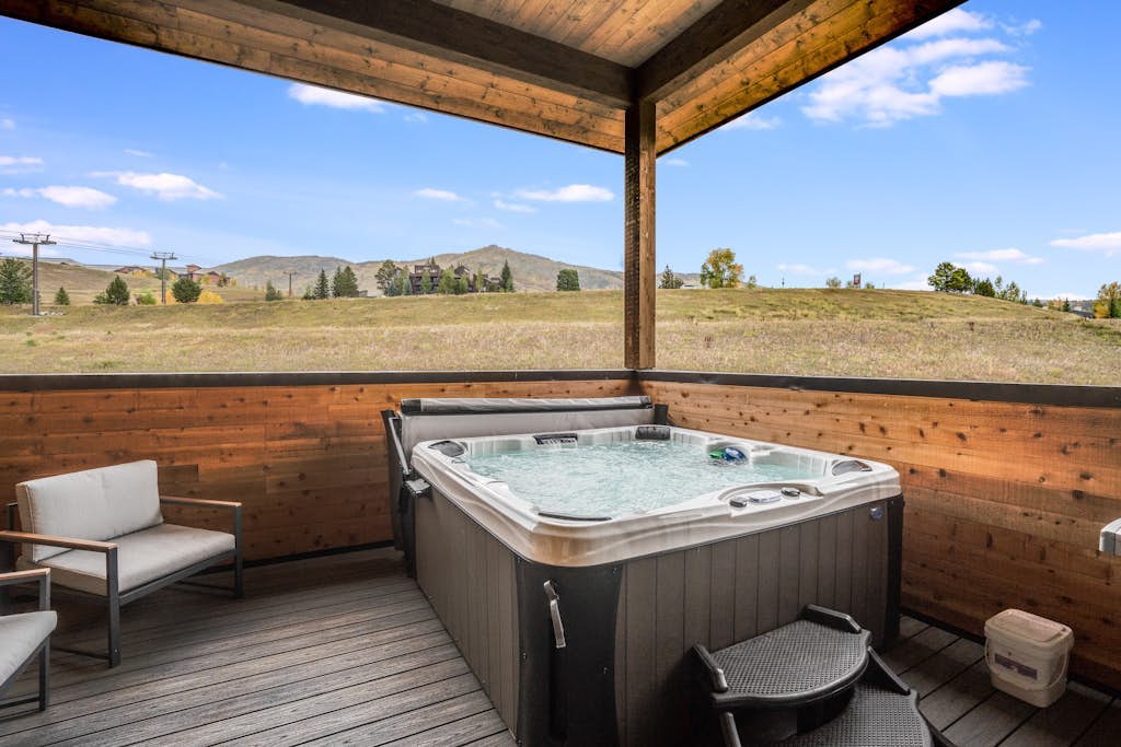 Contemporary condo with WiFi, private hot tub, full kitchen & views