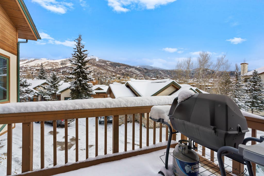 Professionally Decorated Townhome w/2 Fireplaces & Mtn Views - Walk to Gondola