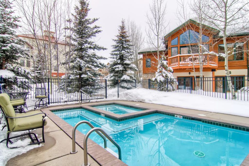 Professionally Decorated Townhome w/2 Fireplaces & Mtn Views - Walk to Gondola