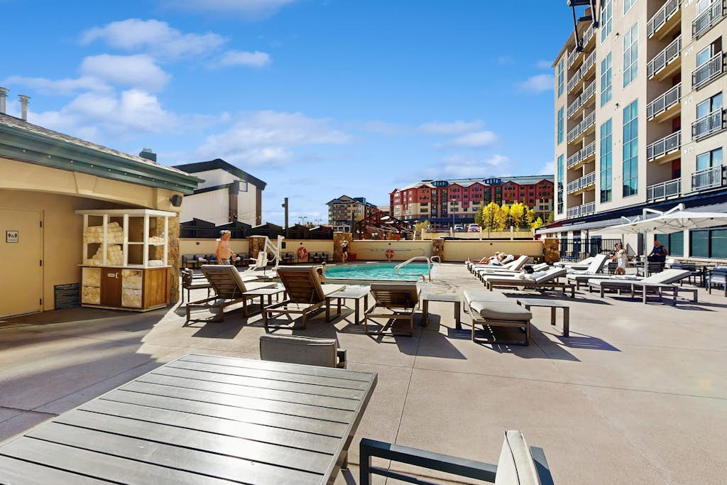 Ski-in/ski-out condo in Sheraton with pool, hot tub, mountain view & fireplace