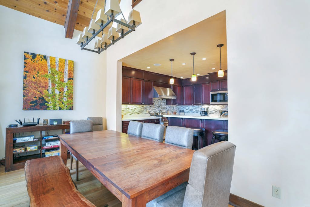 High-end, ski-in/out townhouse with grill, private hot tub & views