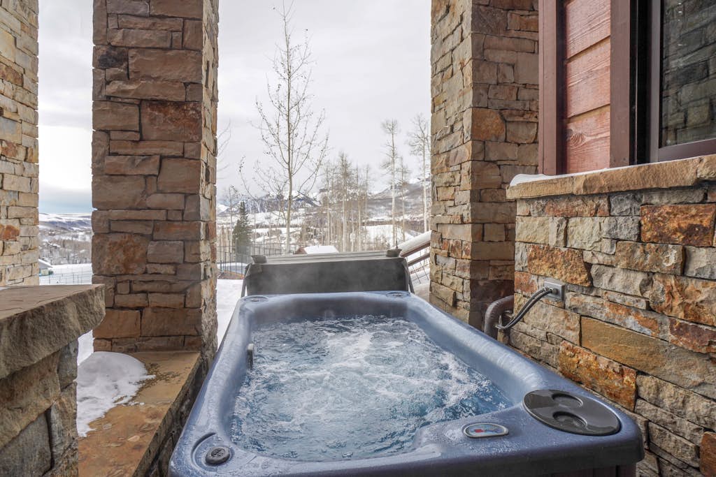 High-end, ski-in/out townhouse with grill, private hot tub & views