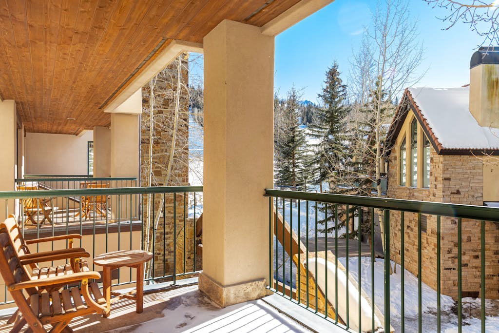 Ski-in/out designer retreat with amazing view & private hot tub - walk to dining