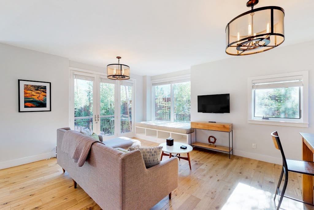 Dog-friendly home close to Telluride with W/D, balcony & yard