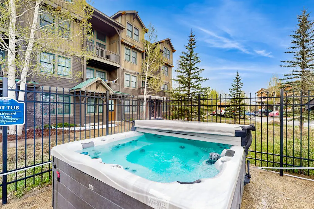Kicking Horse Lodges 4-205