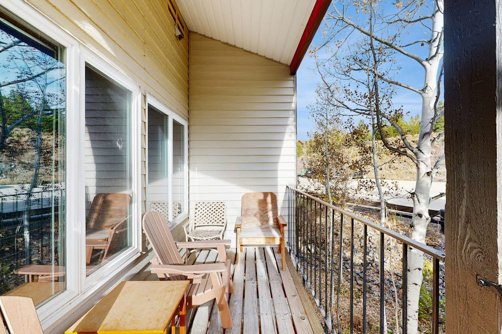 Newly remodeled mountain condo + loft w/ hot tub & near ski resort