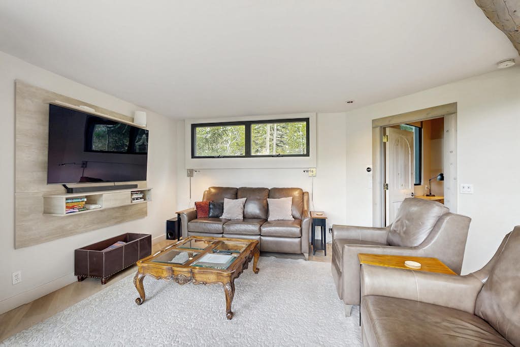 Delightful home with mountain views, sauna, game room & deck