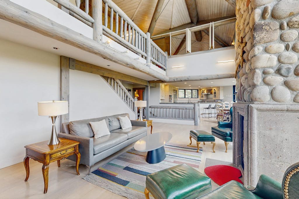 Delightful home with mountain views, sauna, game room & deck