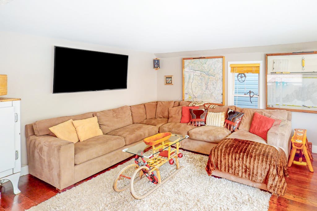 Charming mountain condo with incredible location above main street & WiFi