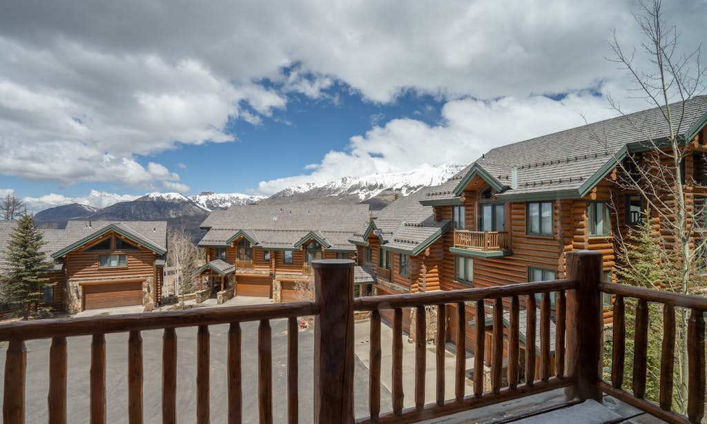 Gorgeous mountain home with balcony, fireplace & views