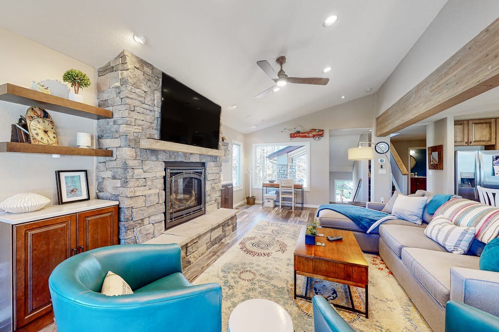 Four-story home with amazing mountain/golf view, fireplace & Ping-Pong