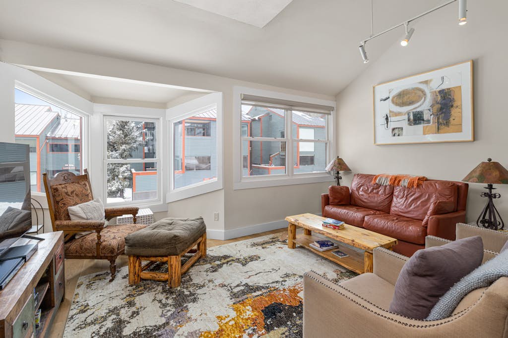 Downtown condo with ski views - walk to Lift 7, Main Street & shuttle bus