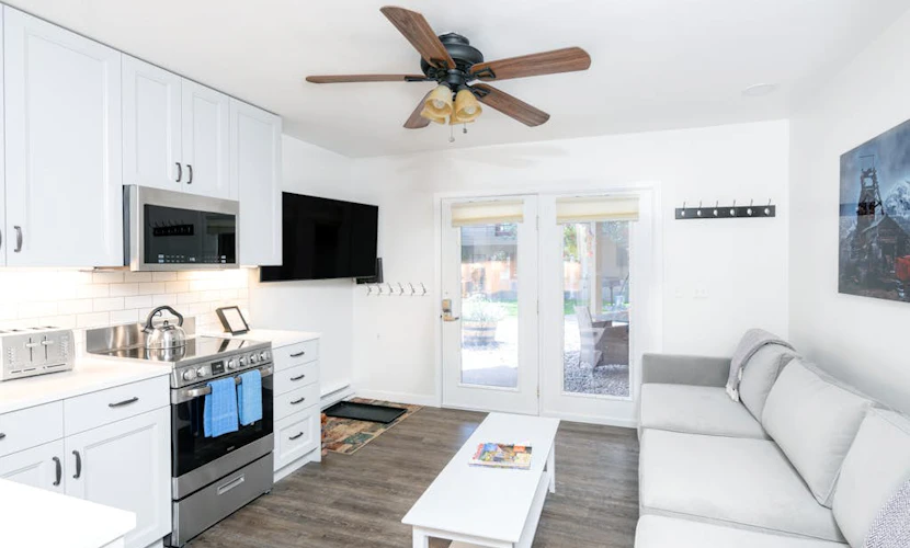 Downtown condo with pool & hot tub - walk to lifts, dining & shopping