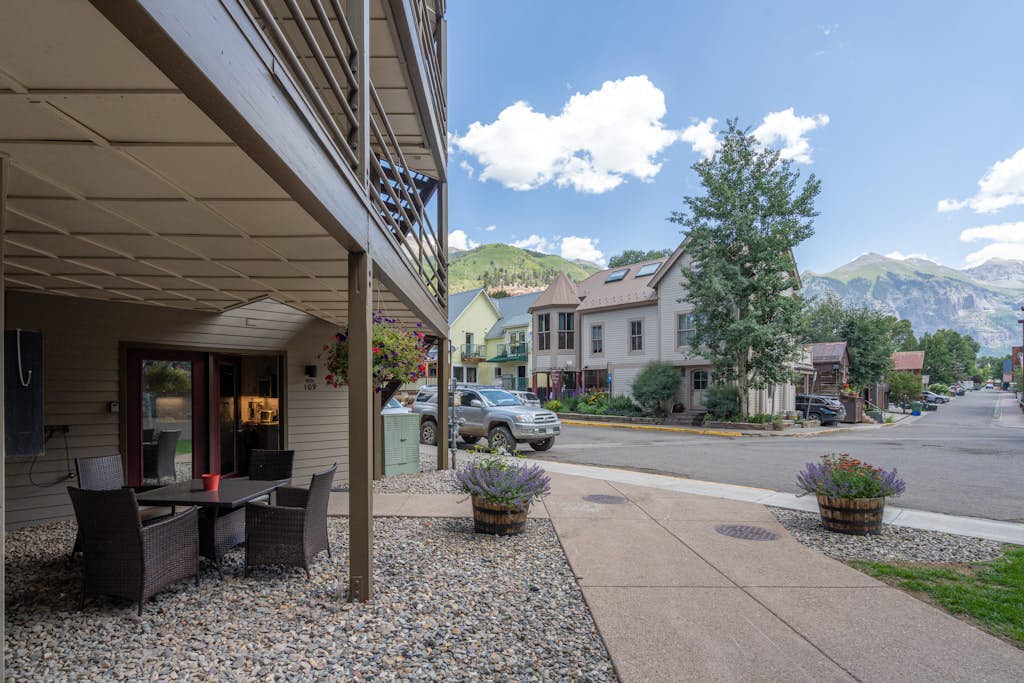 Downtown condo with pool & hot tub - walk to lifts, dining & shopping