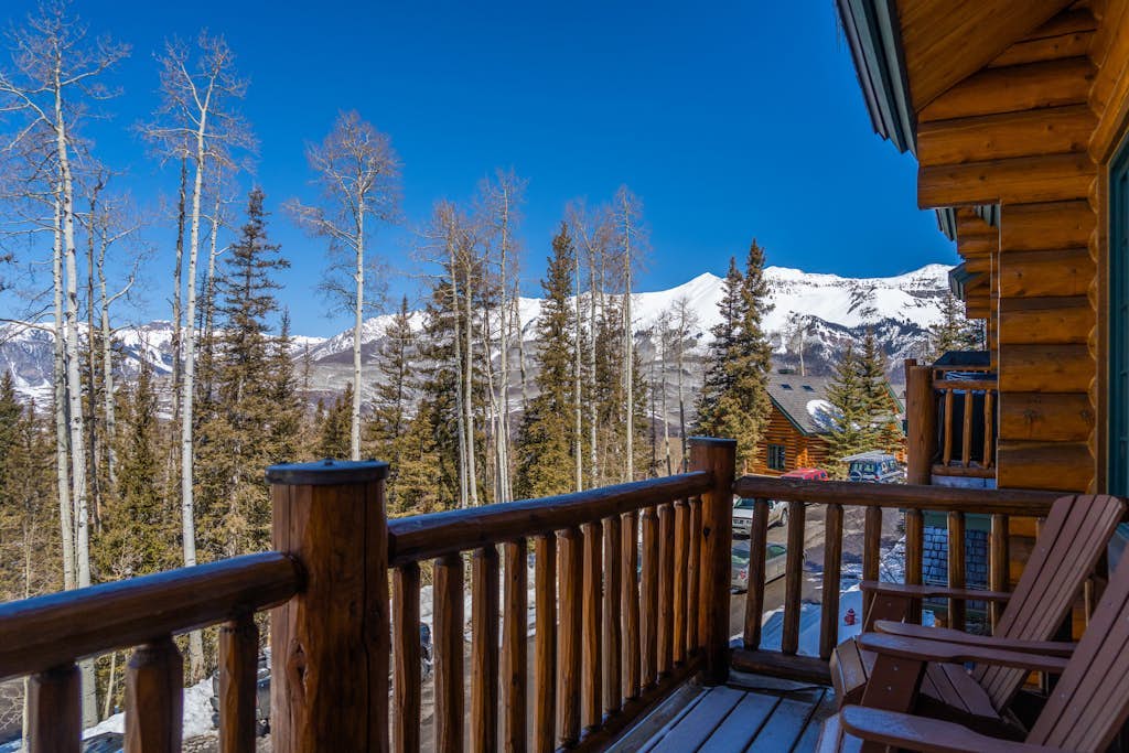 Gorgeous ski-in/out townhome with private hot tub & mountain & sunset views