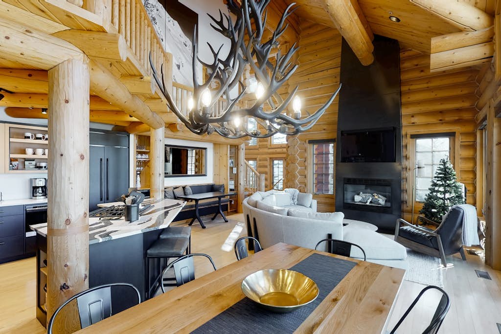 Gorgeous ski-in/out townhome with private hot tub & mountain & sunset views