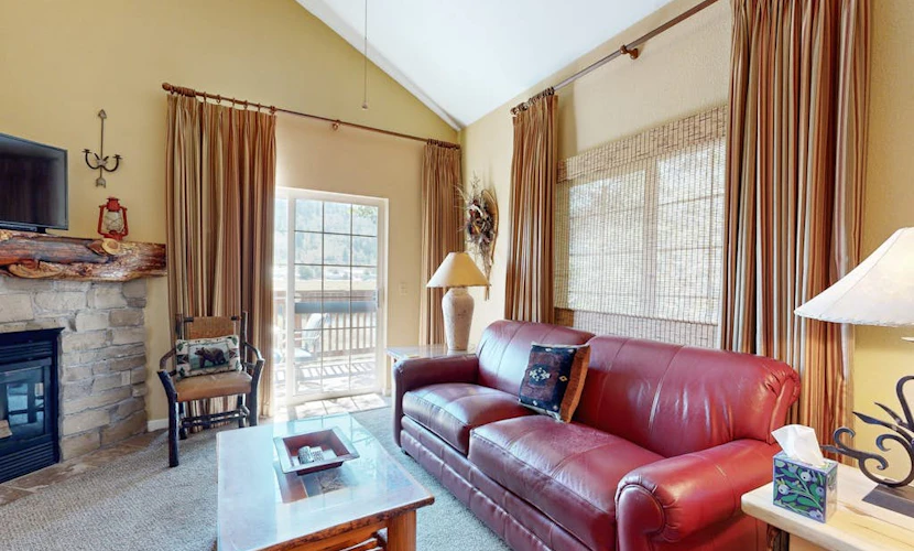 Riverfront gem with loft & stunning water views, near skiing