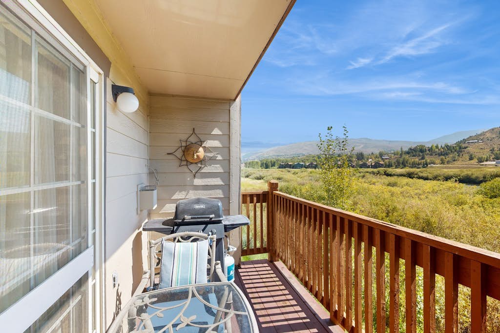 Riverfront gem with loft & stunning water views, near skiing