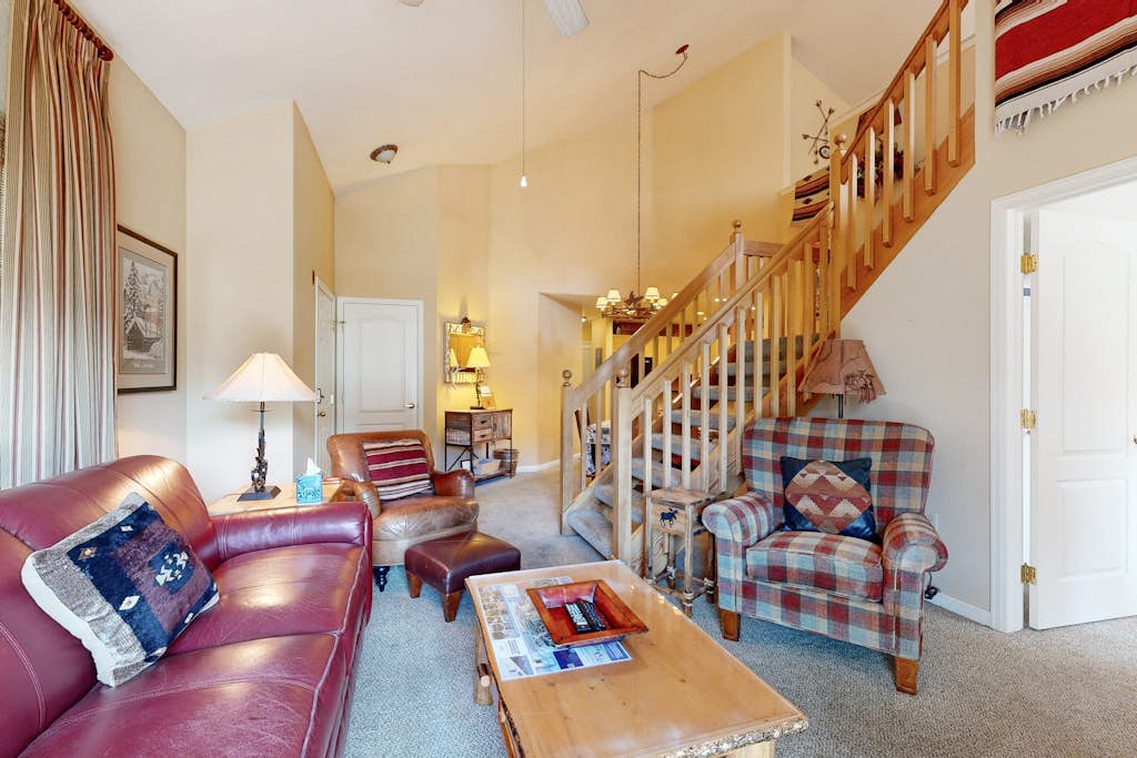 Riverfront gem with loft & stunning water views, near skiing