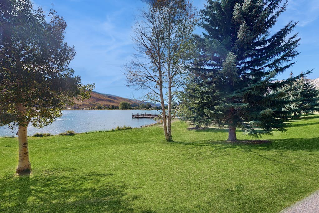 Comfy condo w/hot tub, pool & sauna access- free shuttle to slopes, walk to lake