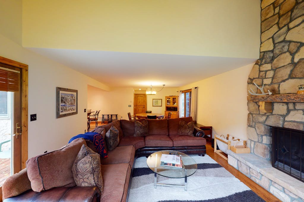 Spacious Townhome on Golf Course – Minutes to Tee, Skiing, Dining & Shops