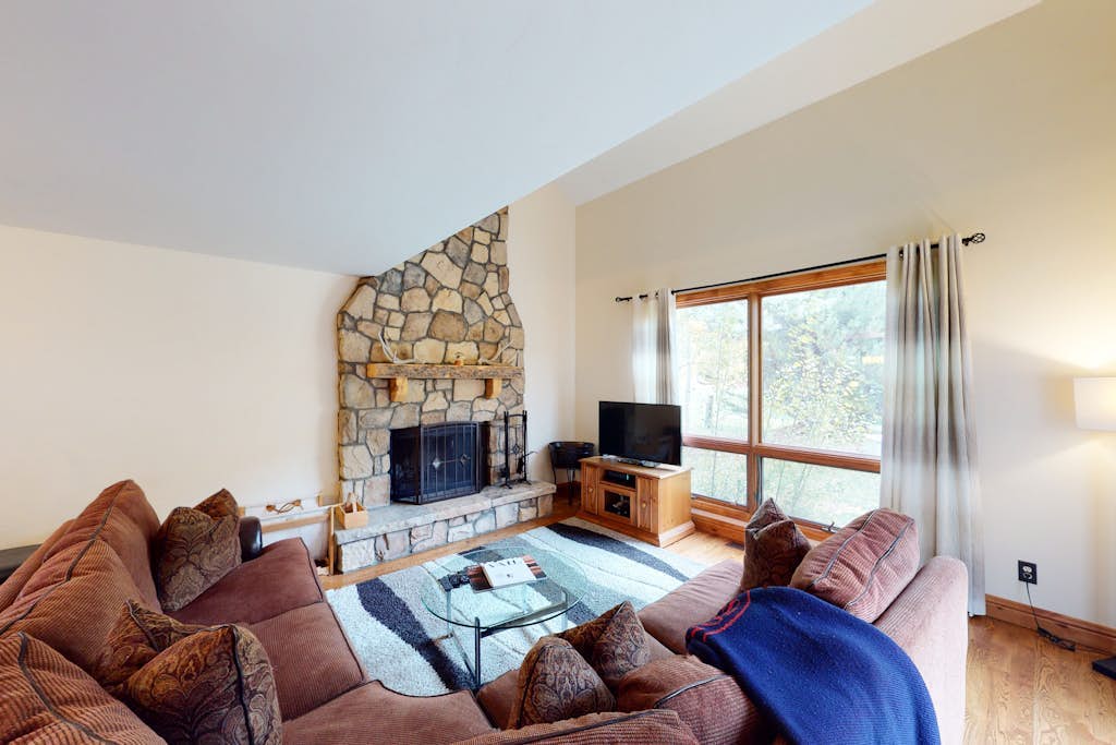 Spacious Townhome on Golf Course – Minutes to Tee, Skiing, Dining & Shops
