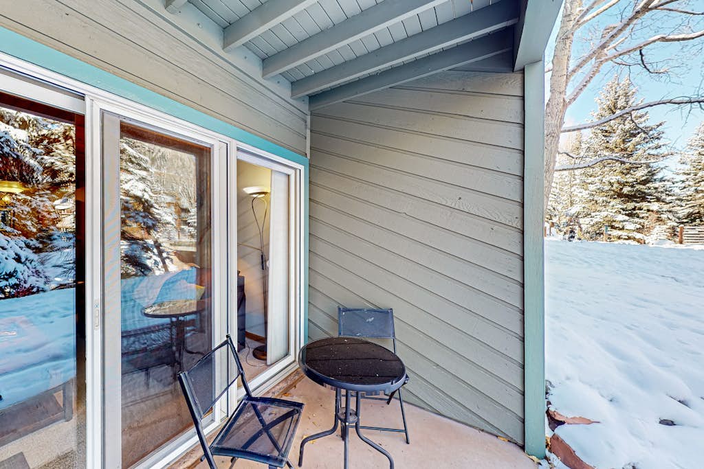 Condo with fireplace & hot tub - walk to gondola & Main Street