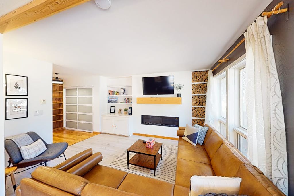 Cozy, recently remodeled condo with patio, mountain views & W/D - near slopes