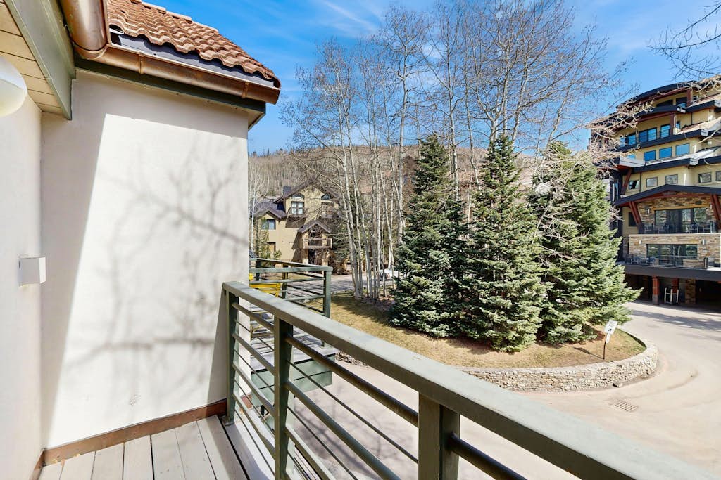 Luxury ski in ski out condo w/ fast wifi, ski locker & great location