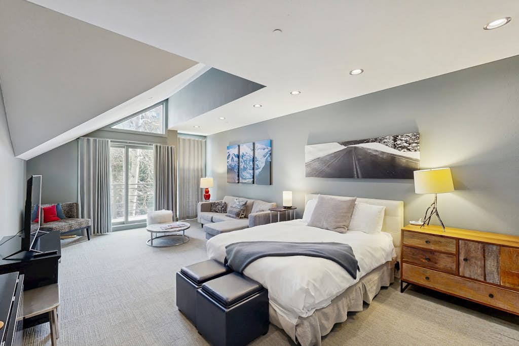 Luxury ski in ski out condo w/ fast wifi, ski locker & great location