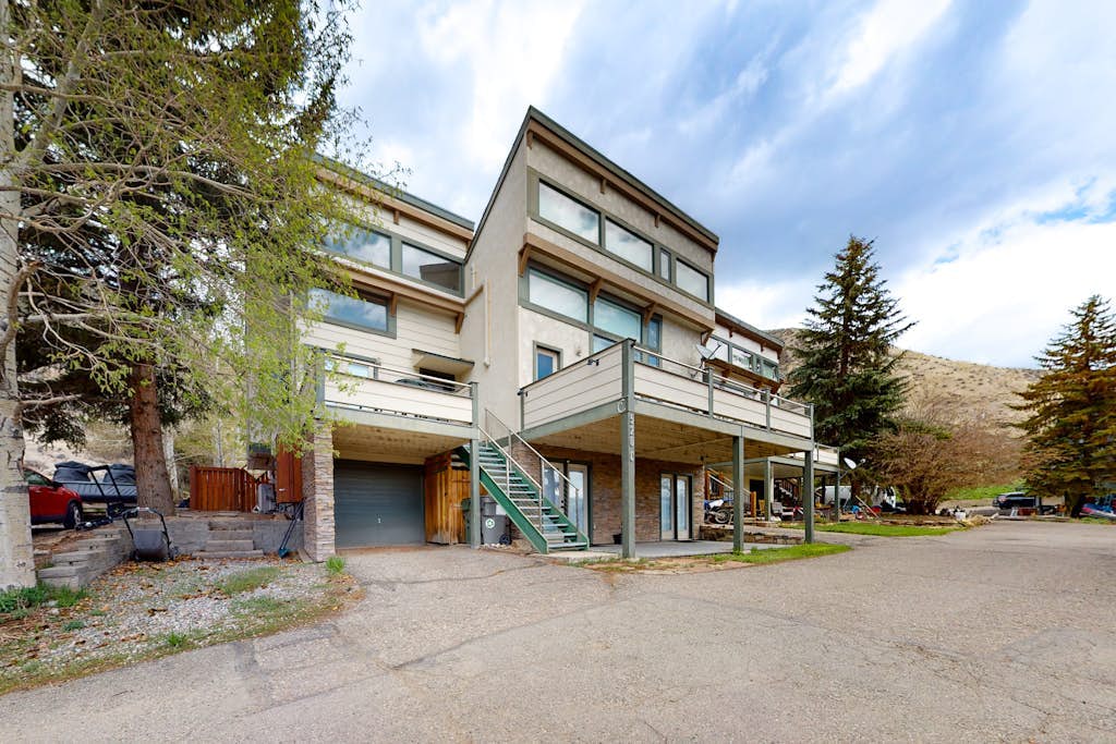 Townhome with stunning mountain views, fireplace, deck, enclosed patio, & W/D