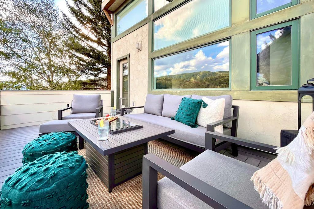 Townhome with stunning mountain views, fireplace, deck, enclosed patio, & W/D