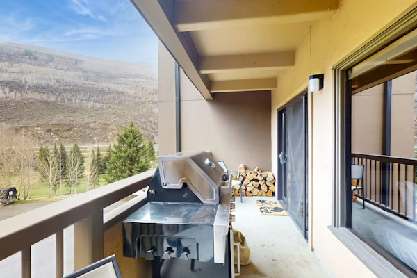Mountain view condo steps from golf/Nordic skiing with pool & hot tub