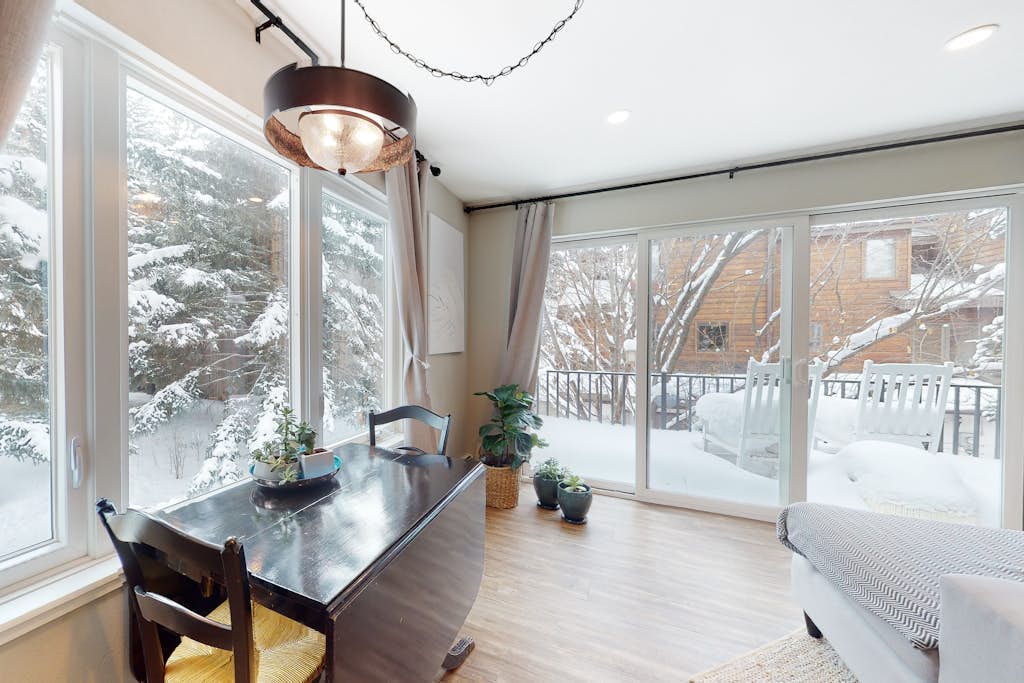 3-story townhome with fireplace, balcony, & W/D - near ski lifts & golf course