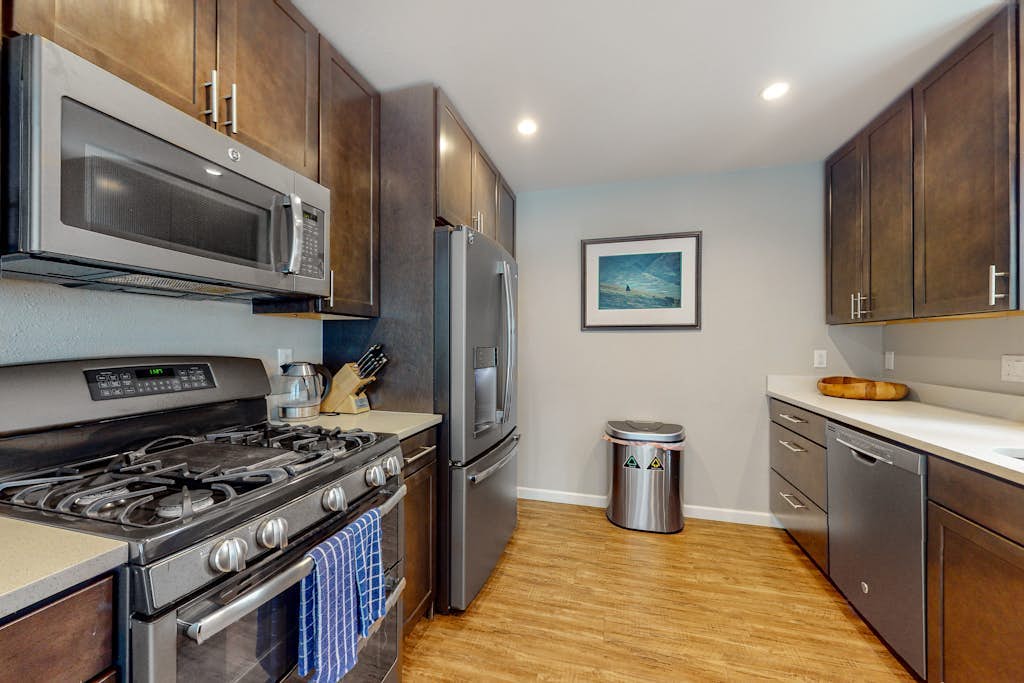 3-story townhome with fireplace, balcony, & W/D - near ski lifts & golf course