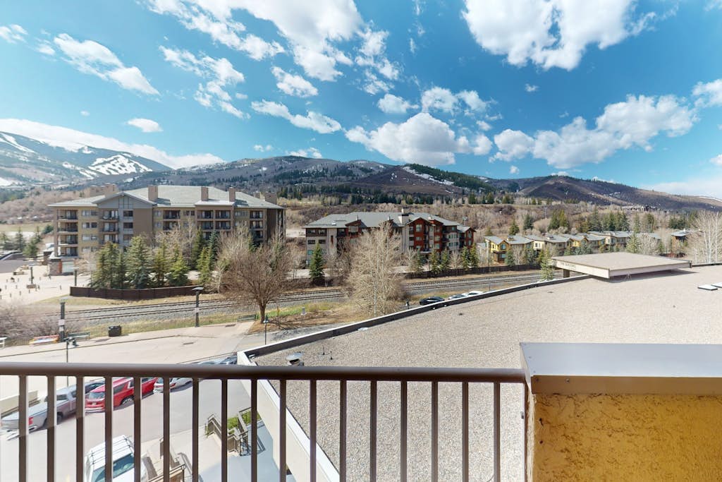 Modern condo with views, 3-minute walk to gondola access & cozy fireplace