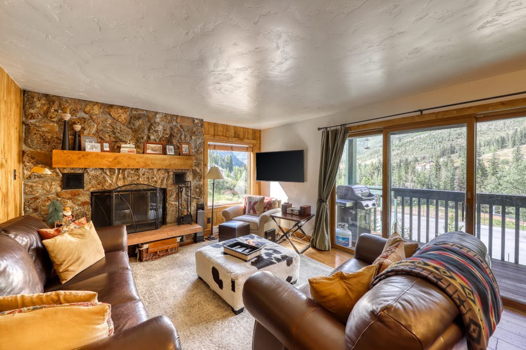 Upscale condo on shuttle route to Vail w/ a full kitchen, shared pool & tennis