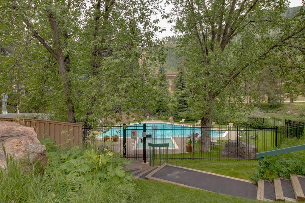 Upscale condo on shuttle route to Vail w/ a full kitchen, shared pool & tennis