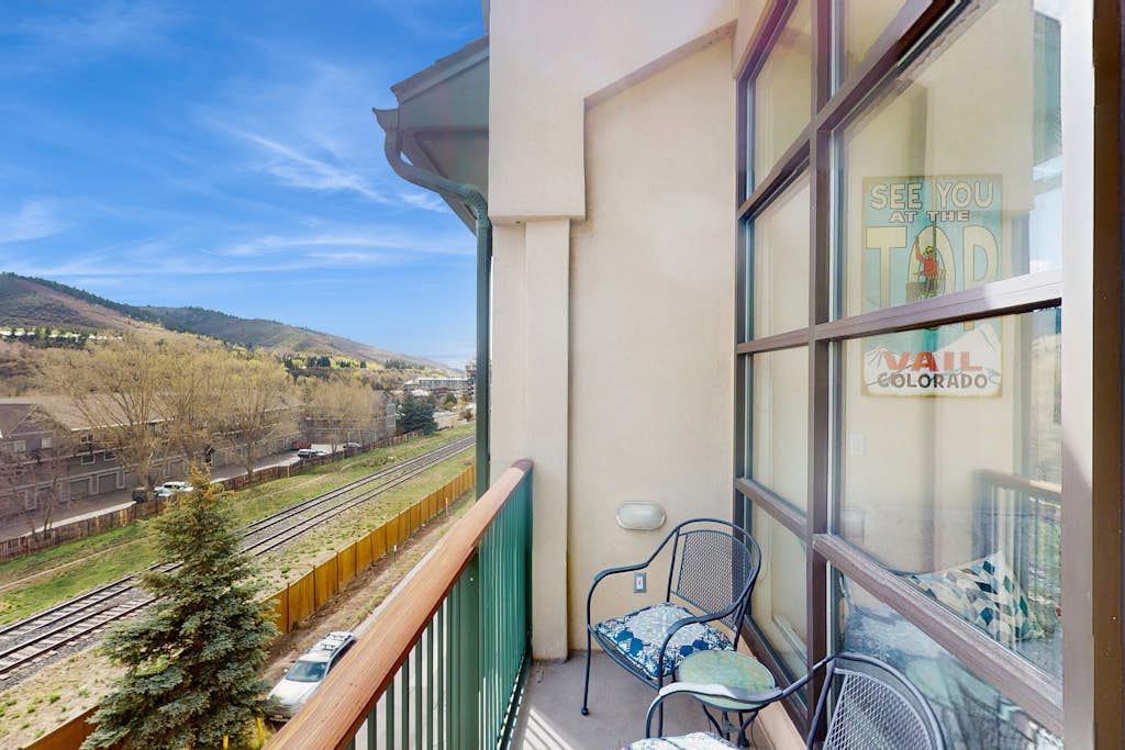 Conveniently located condo with kitchen, fast wifi & balcony & mountain views