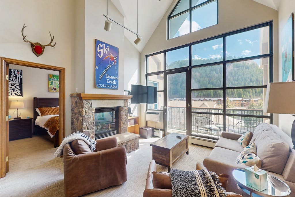Conveniently located condo with kitchen, fast wifi & balcony & mountain views