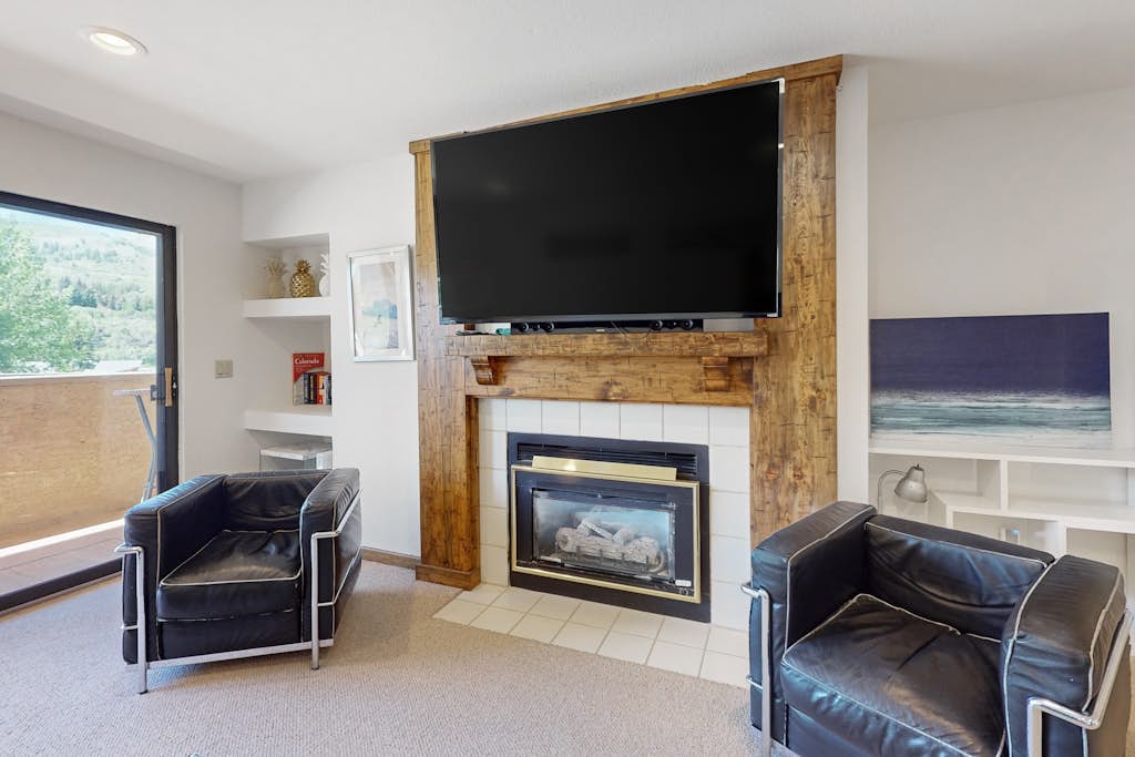 Cozy Condo with mountain views, in the Heart of Avon, Walk to Gondola