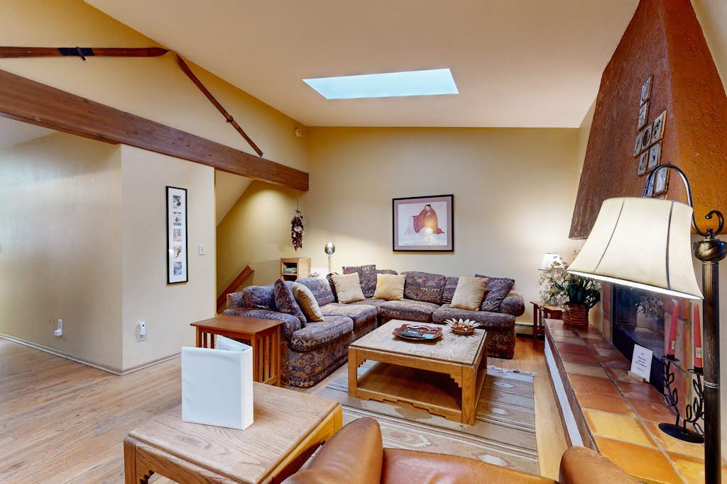 Cozy townhome with deck - on free shuttle route