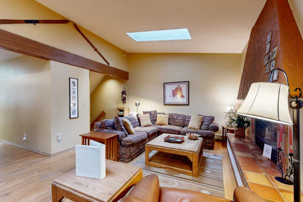 Cozy townhome with deck - on free shuttle route