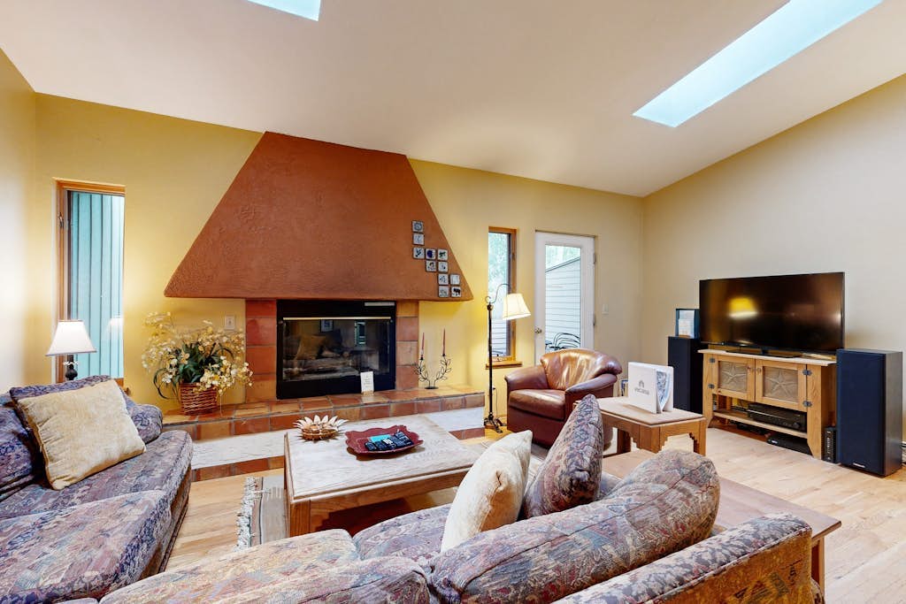 Cozy townhome with deck - on free shuttle route