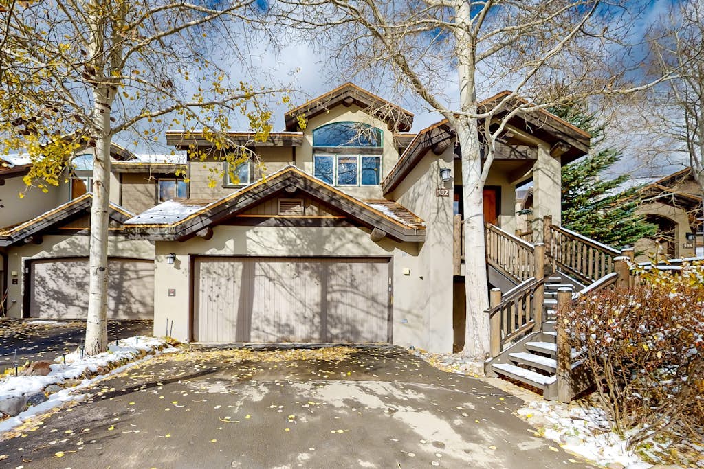 Secluded 3-level retreat with hot tub, W/D, & free shuttle to Arrowhead lift