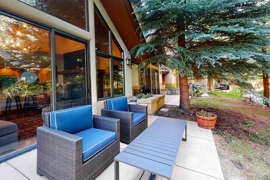 Stylish mountain gem with jetted tub & gourmet kitchen - steps to lifts