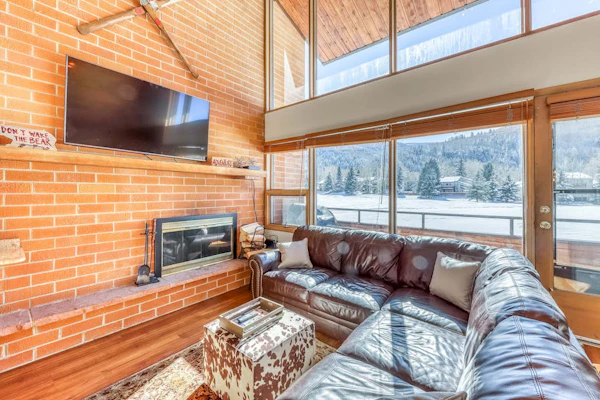 Modern Mountain Townhome w/ Mountain Views & Grill - Close to Golf & Lake