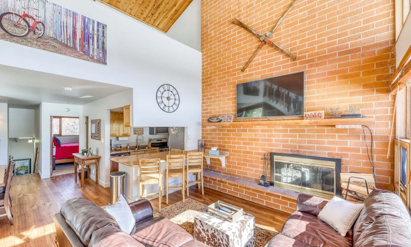Modern Mountain Townhome w/ Mountain Views & Grill - Close to Golf & Lake