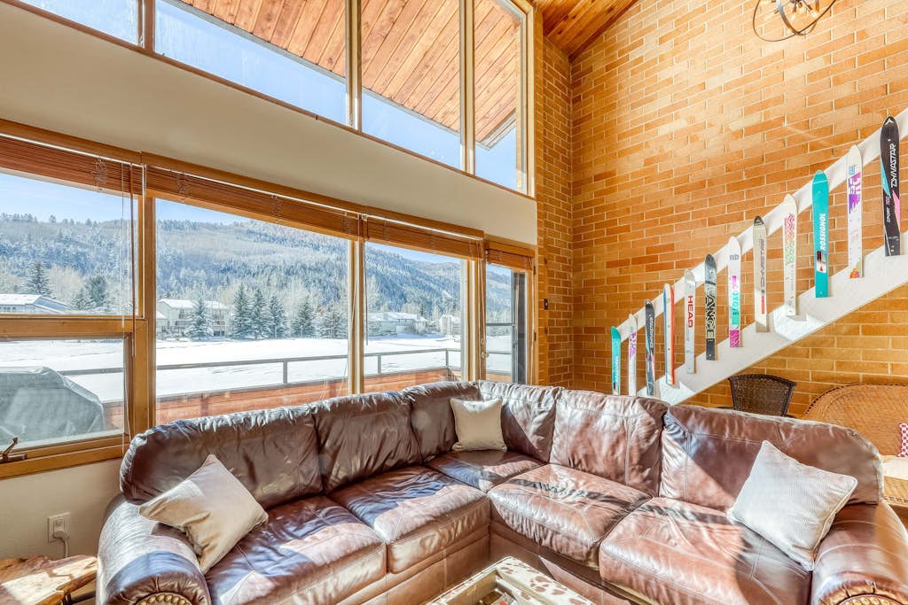 Modern Mountain Townhome w/ Mountain Views & Grill - Close to Golf & Lake