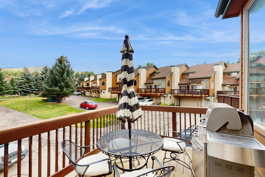 Spacious mountain retreat minutes from Beavercreek w/shared pool/hot tub & patio